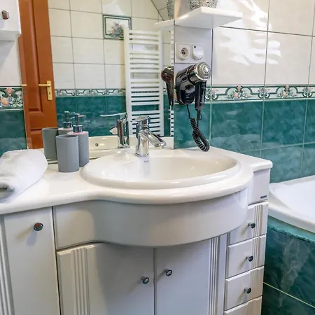 Bylinkowa Jacuzzi & Sauna بورونين